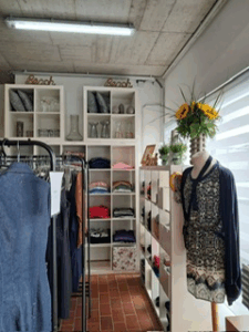 Blick entlang der Fensterseite in die Kleiderkammer