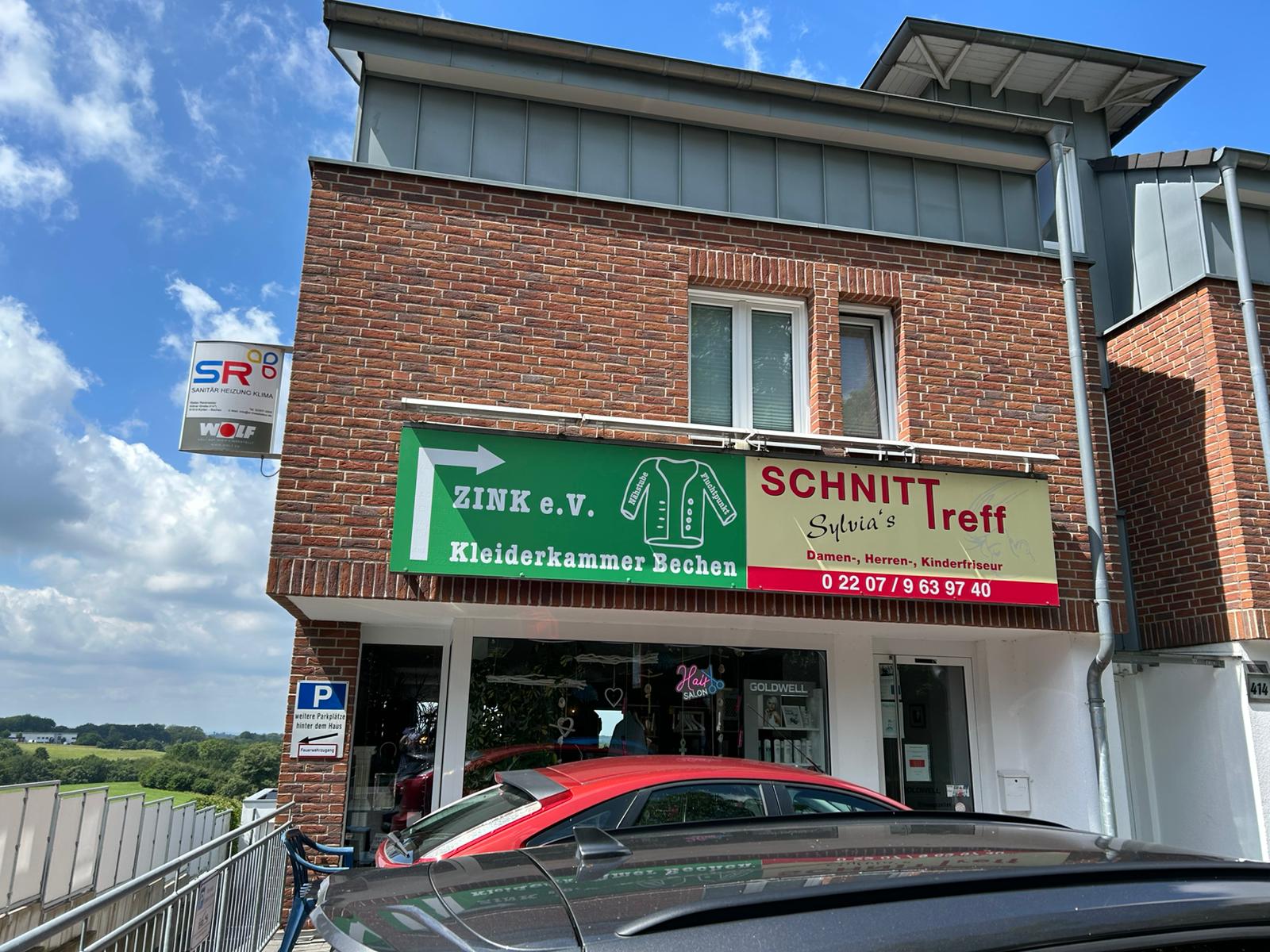 Kleiderkammer-Schild auf Hausfront